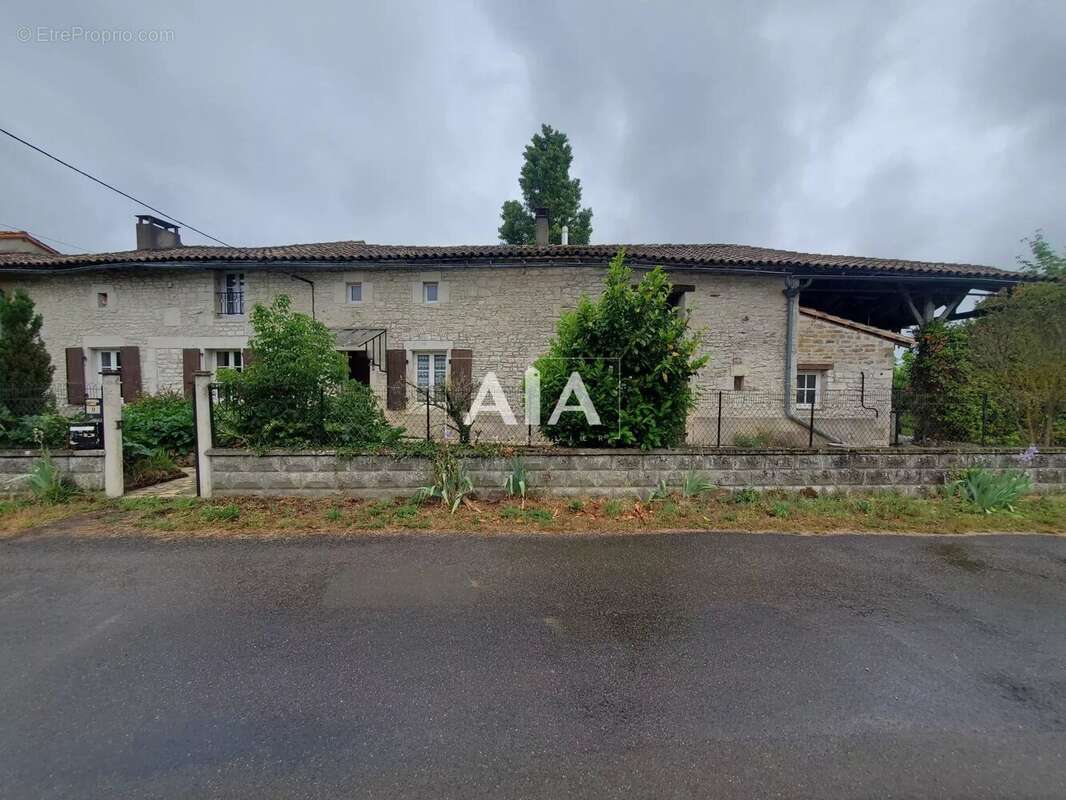 Maison à LES ADJOTS