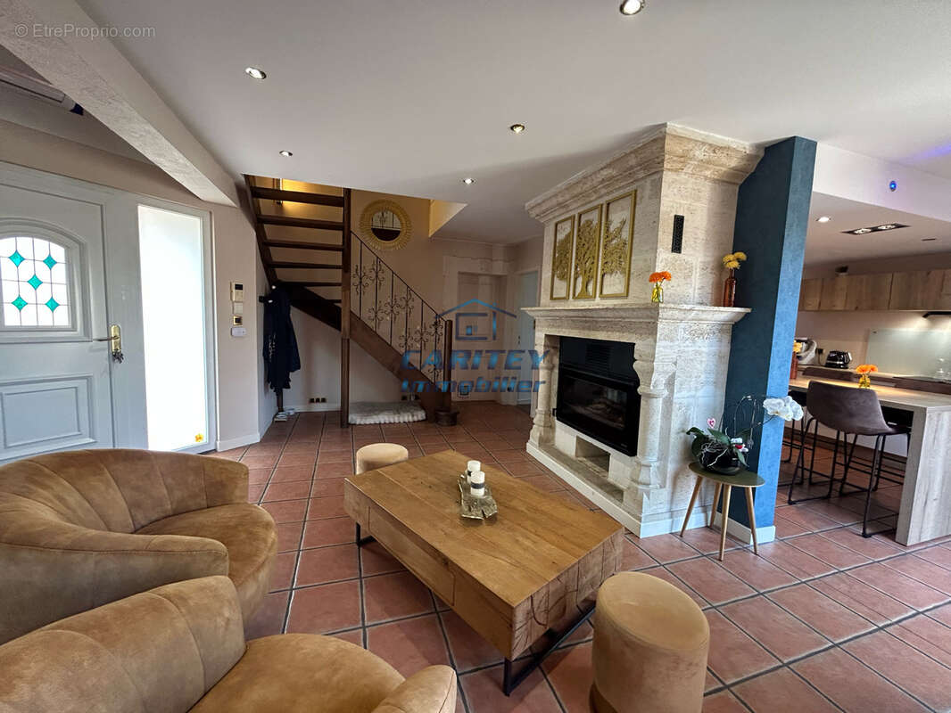 Magnifique maison de 180 m2 sur un terrain de 1753 m2 située sur la commune de ANDORNAY - photo 6
