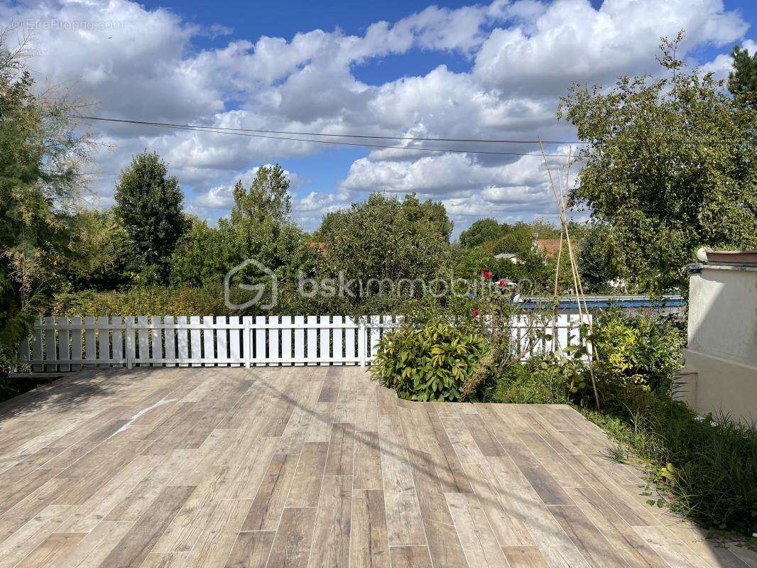 Maison à CONDE-SAINTE-LIBIAIRE