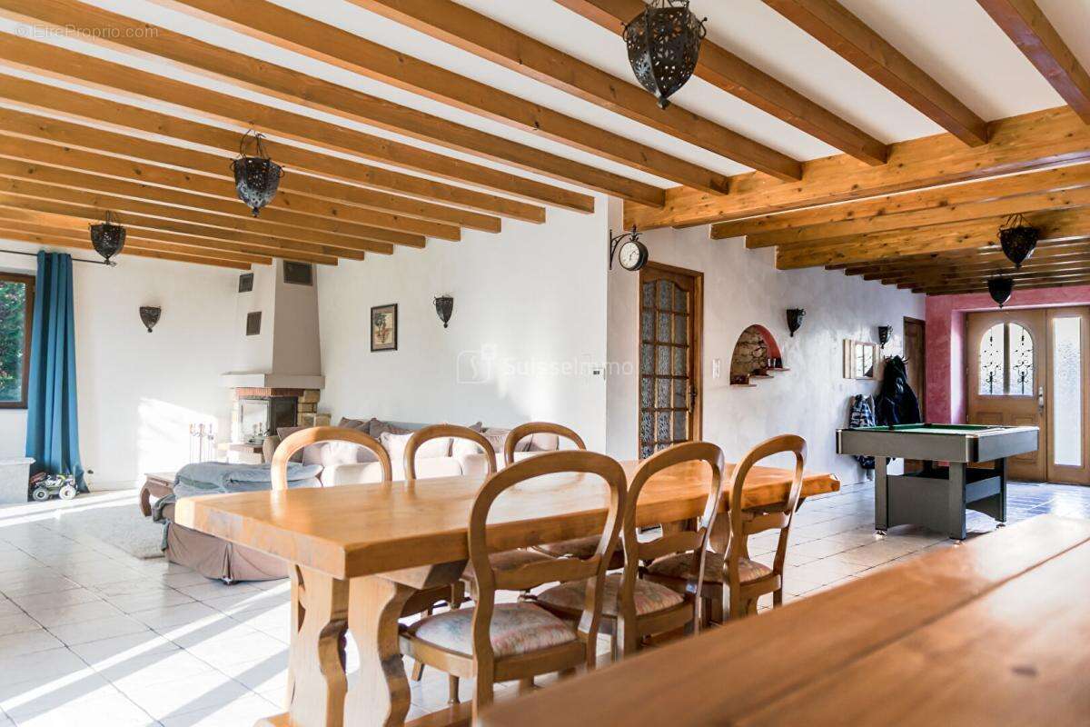 Beaux volumes pour cette maison avec agréable terrain et grande dépendance - photo 8