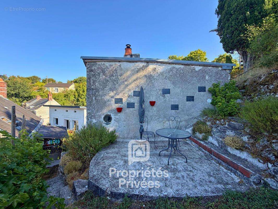 À vendre à azay-le-rideau (37190) : propriété de 236 m2 avec deux maisons - photo 3