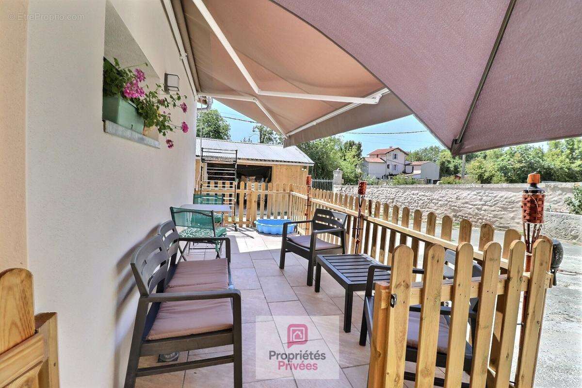 Longère charentaise de 188 m2, une grange intermédiaire pouvant servir d'agrandissement, un gite, un garage à l'est de 36 m2, de - photo 13