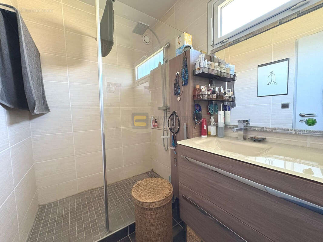 Appartement à COLLONGES-SOUS-SALEVE