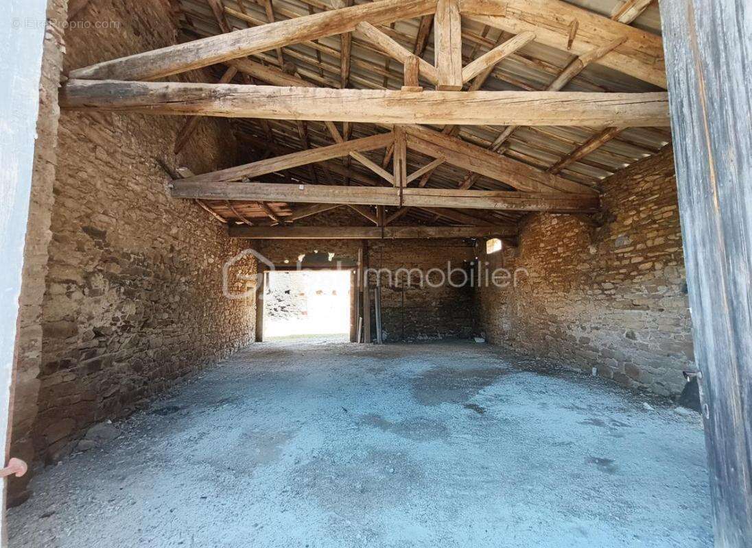 Maison a renover avec grand garage et exterieur - photo 5