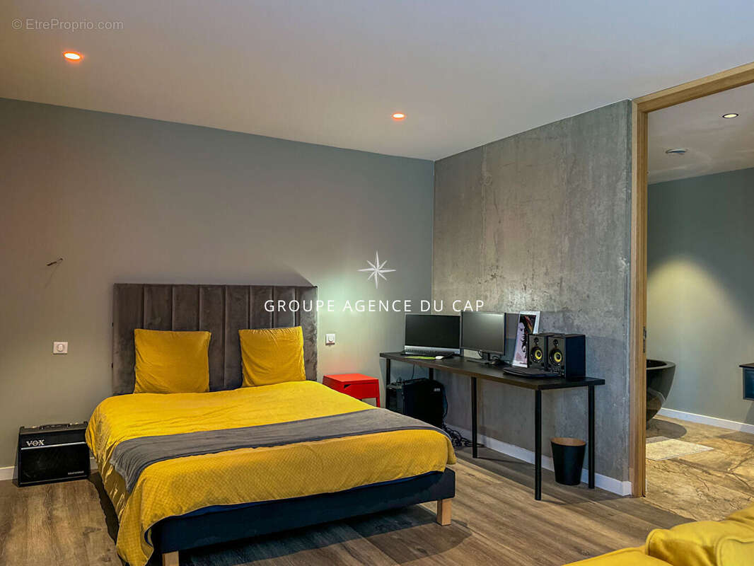 A vendre villa contemporaine vue mer piscine pool house chambres en suite les issambres - photo 12