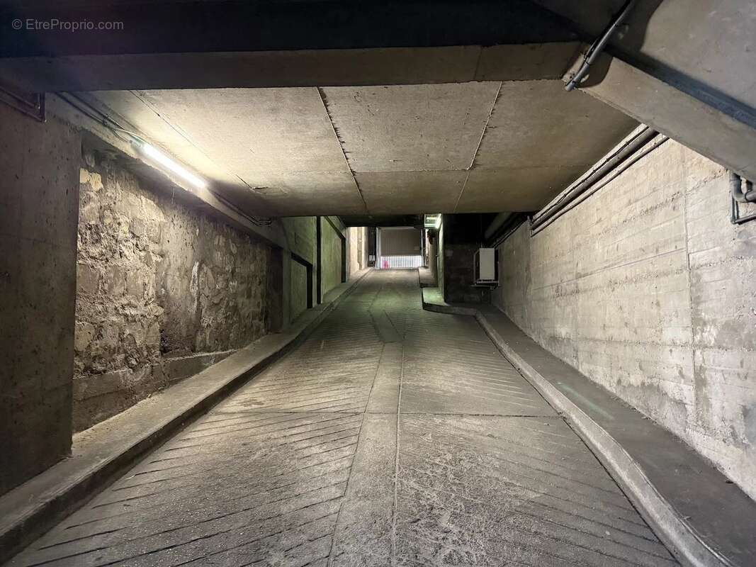 Parking à PARIS-16E