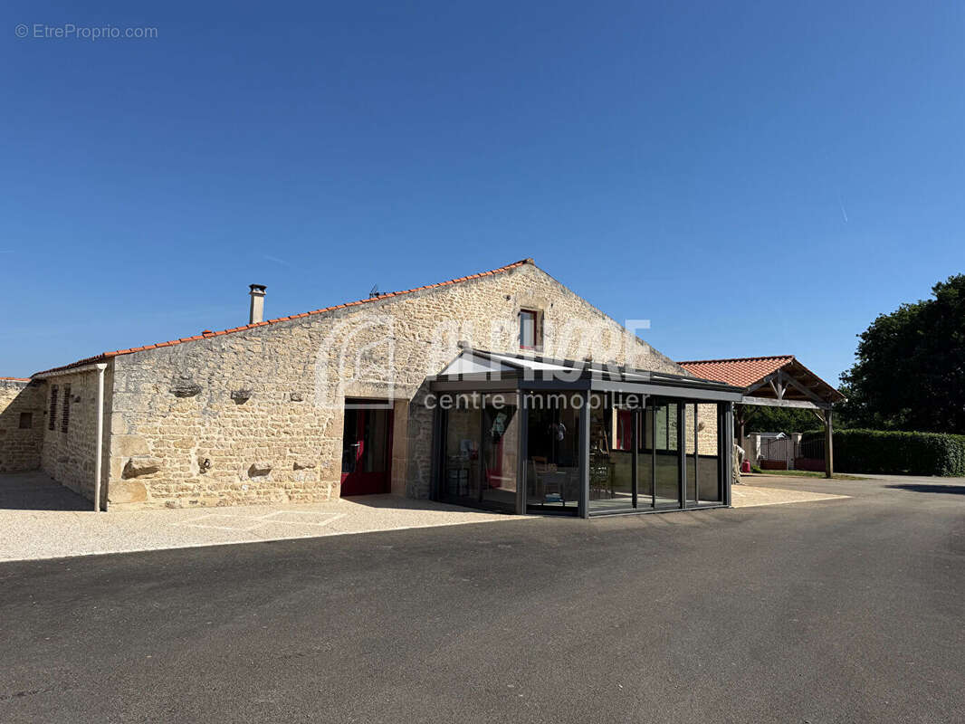 Maison familiale de 8 pièces à vendre à Sainte Gemme la Plaine - Réf. MIDE2265 - photo 9