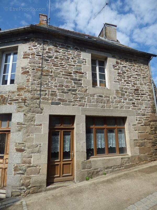 Maison à LA ROCHE-DERRIEN
