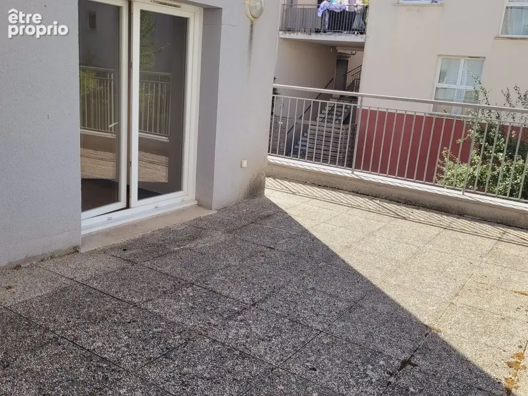 Achetez un appartement F3 avec une terrasse de 40 m², un garage et un parking proche du centre ville à Val de Reuil