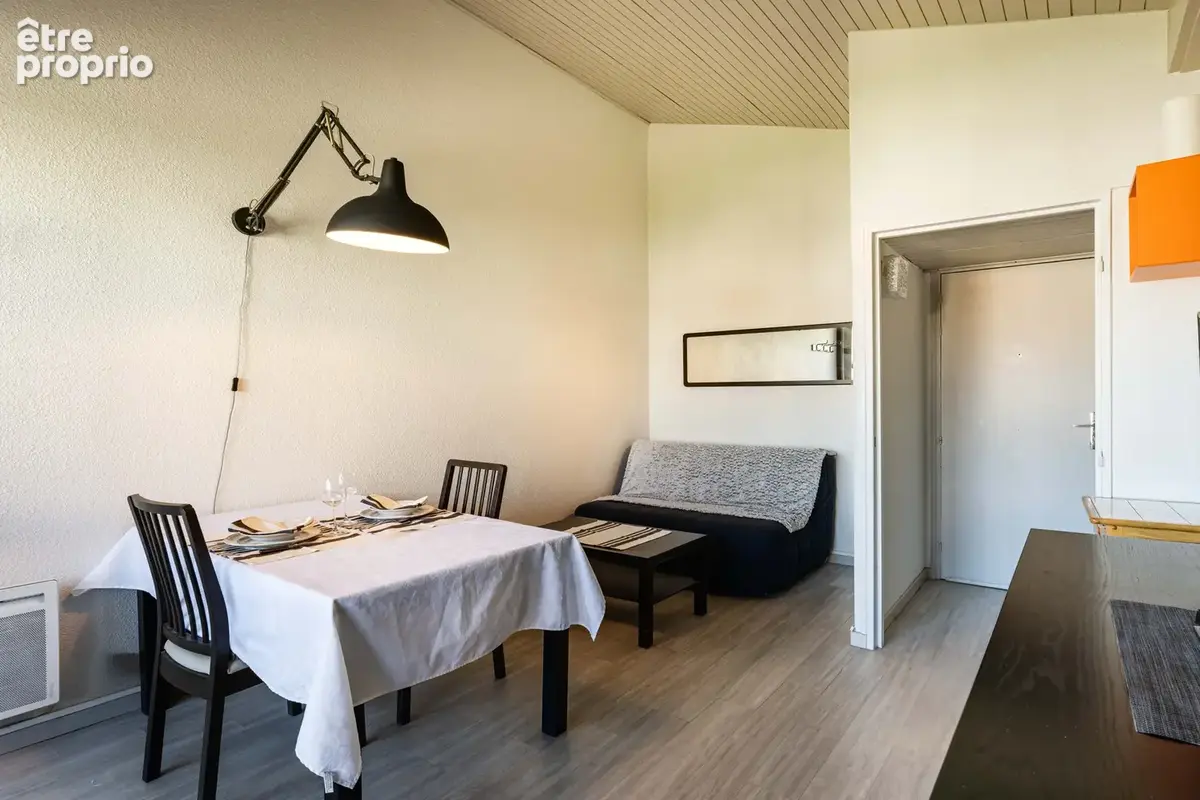 Appartement plein de charme avec beau potentiel - photo 4