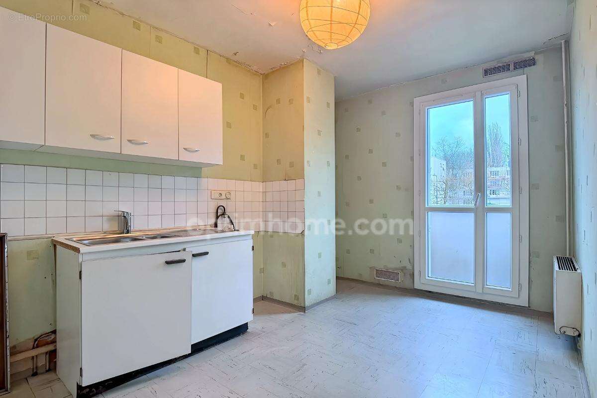 Appartement T3/T4 75 m2, DPE D, métro et marché Ste-Thérèse à 5 minutes - photo 10