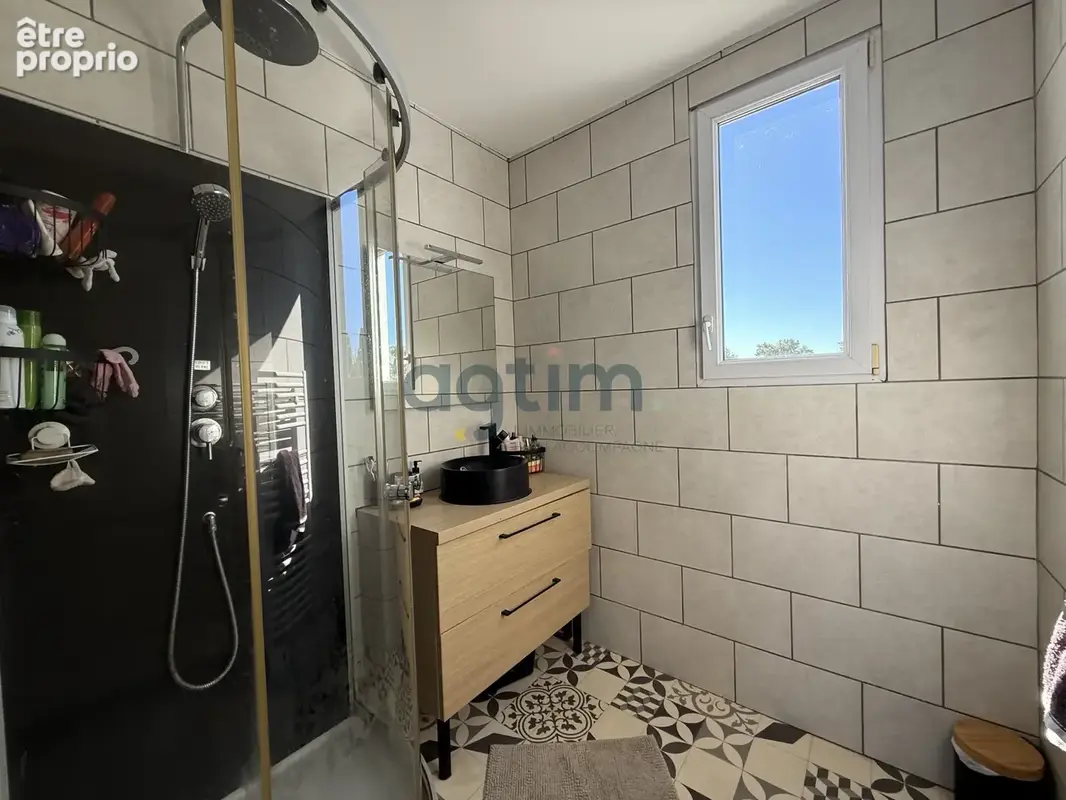Maison d’habitation sur deux niveaux, située à proximité du centre-ville de La Roche-sur-Yon. - photo 7