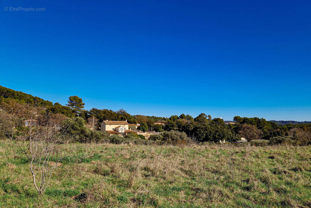 Terrain à LORGUES