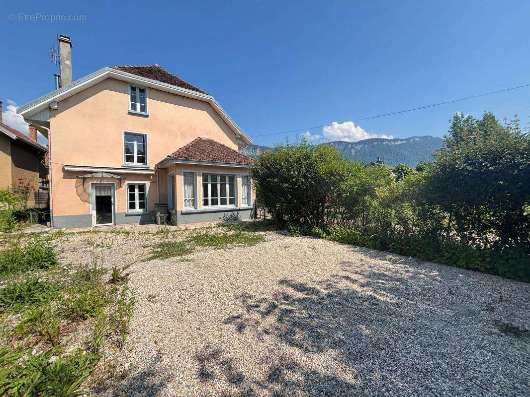 Maison à ENTRE-DEUX-GUIERS