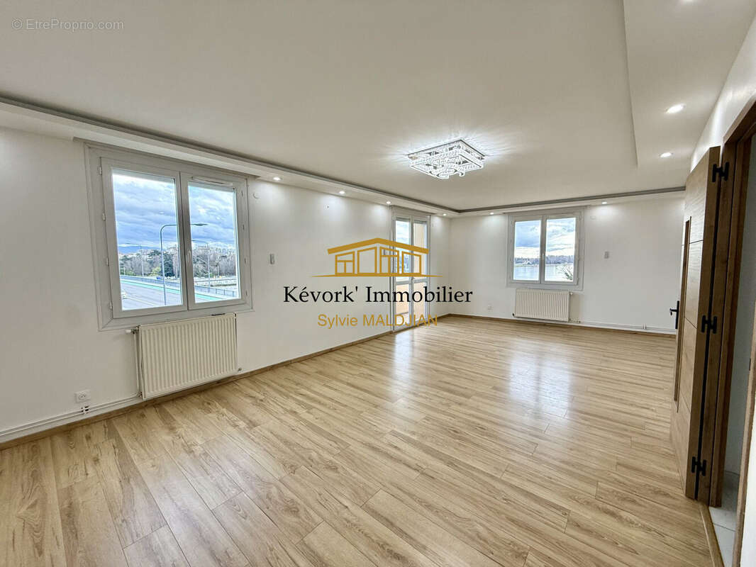 séjour double  - Appartement à GUILHERAND-GRANGES