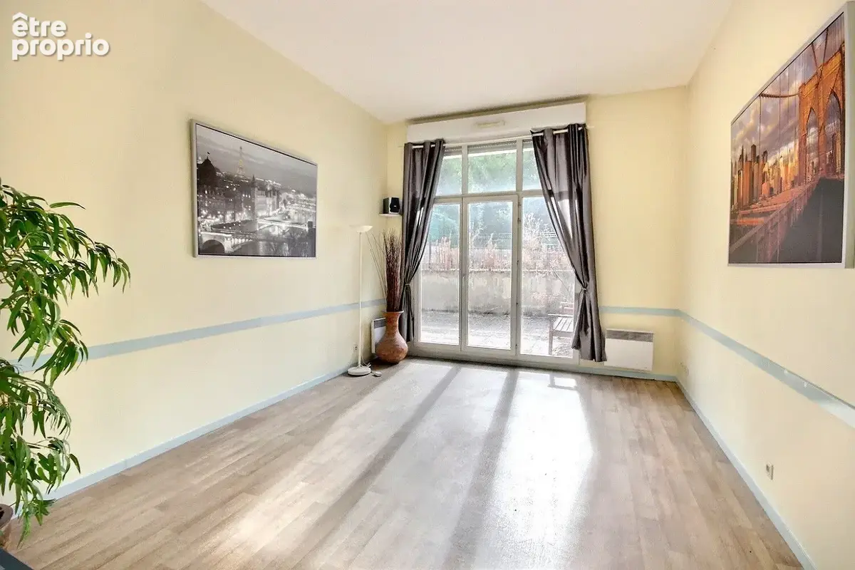 Appartement à FRESNES