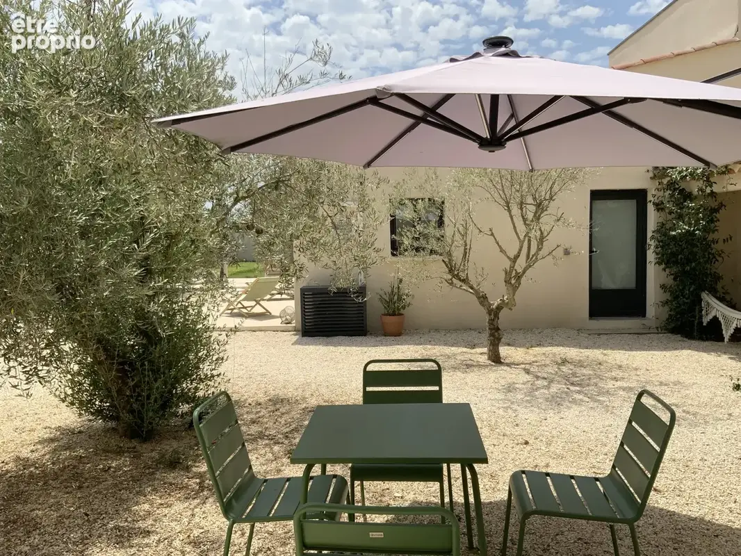 Mas provençal avec piscine, jardin et vue sur les vignes. - photo 3