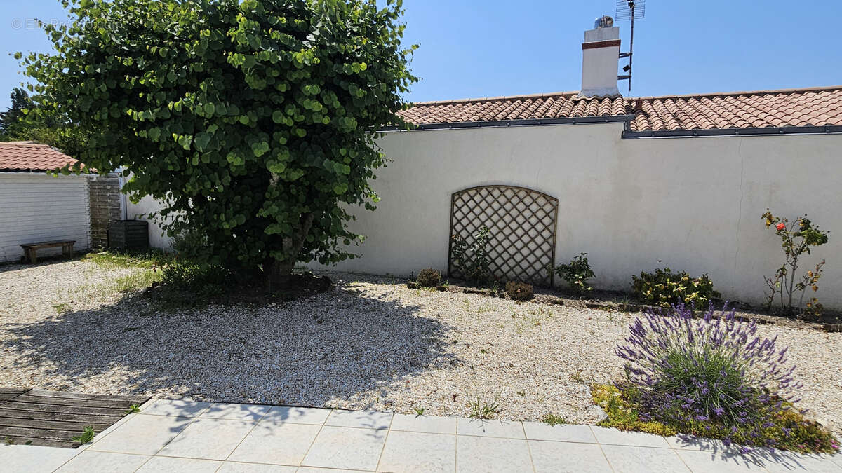 A proximité du bois des Eloux, belle maison en très bon état. - photo 7