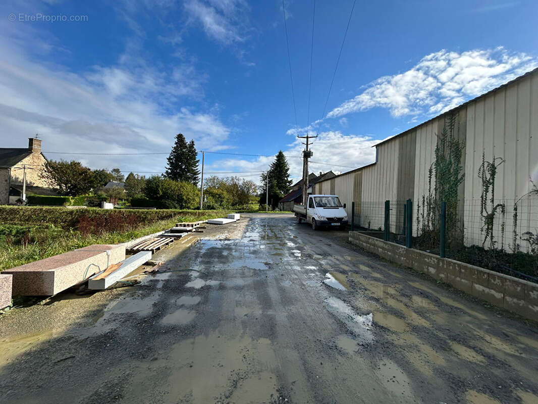 Commerce à SAINT-GERMAIN-EN-COGLES