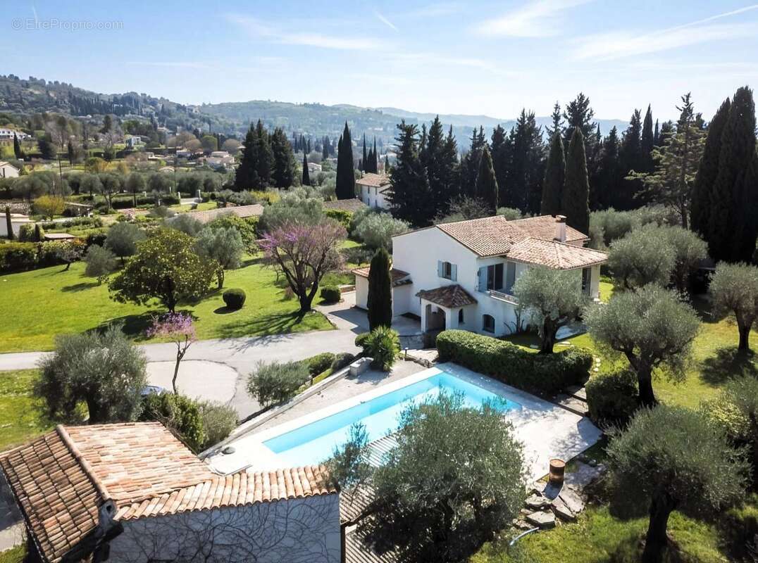 Maison à CHATEAUNEUF-GRASSE