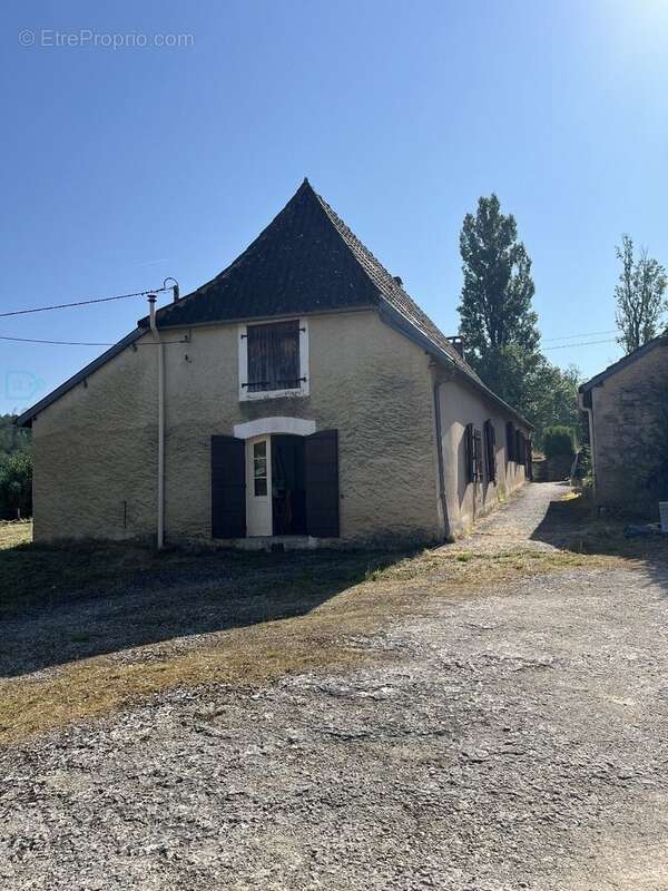 Dans un cadre naturel exceptionnel corps de ferme à restaurer - photo 4