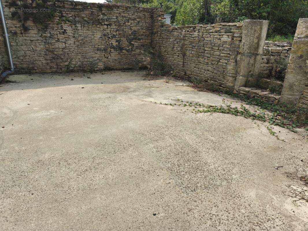 Maison à COMBEAUFONTAINE