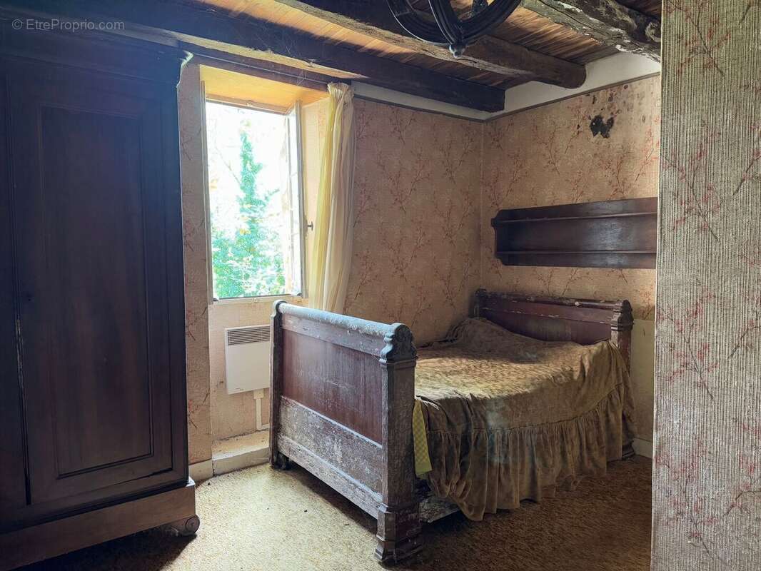 Très bel ensemble périgourdin aux toitures de lauzes a restaurer. - photo 11