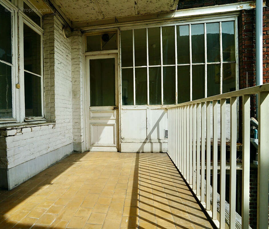T2 avec potentiel t3, lumineux / belle terrasse / matériaux d'origine - photo 4