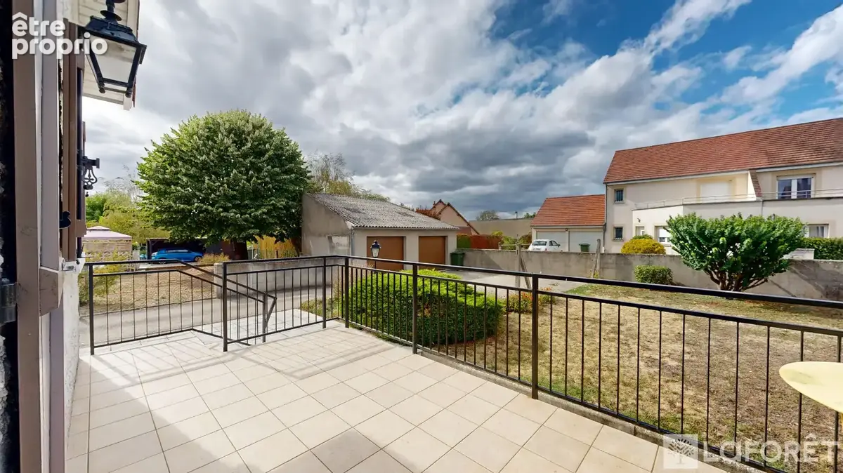 Maison 5 pièces à YZEURE - photo 2