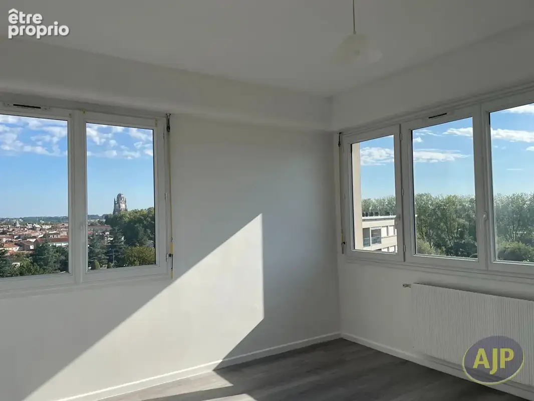 Appartement  4 pièce(s) SAINTES - photo 2