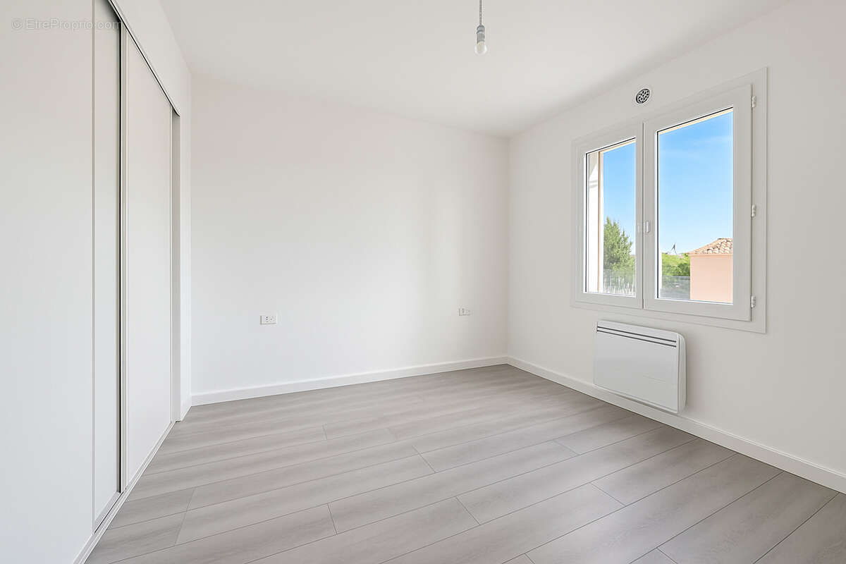 Maison à SAINT-MITRE-LES-REMPARTS