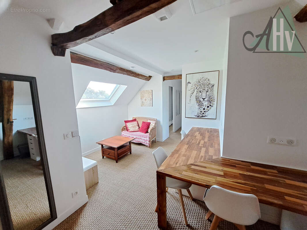 Proche VILLENEUVE L'ARCHEVEQUE - Longère rénovée de 160 m2 avec 4 chambres, dépendances et jardi - photo 14