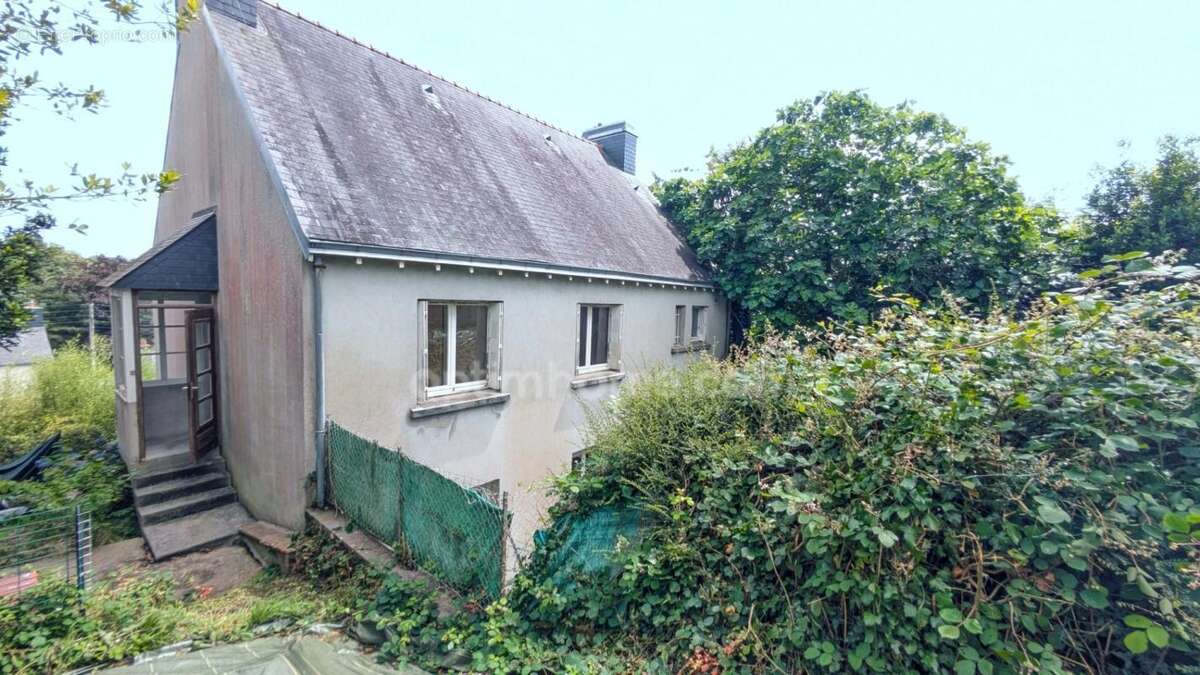 Immeuble à vendre QUIMPER (29), jardin, garages - photo 2