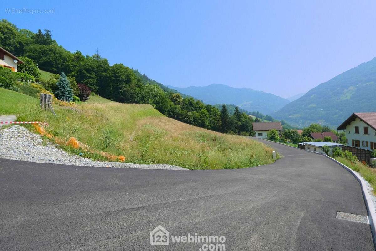 C'est sur cette vaste parcelle que ce nouveau lotissement vous accueille - Terrain à MARTHOD