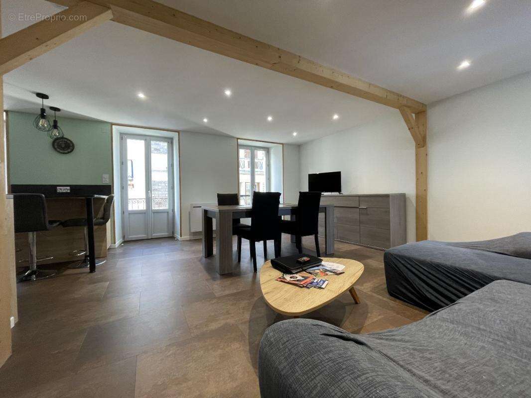 Appartement à VIC-SUR-CERE
