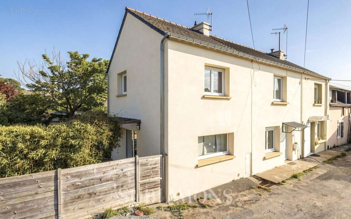 Maison à LA TRINITE-SURZUR