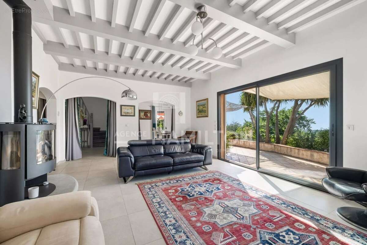 Maison à CHATEAUNEUF-GRASSE