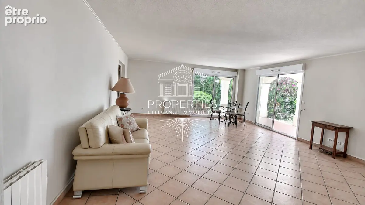 Le lavandou -  centre ville - t5 118 m² - rez de jardin 365m² - garage - photo 2