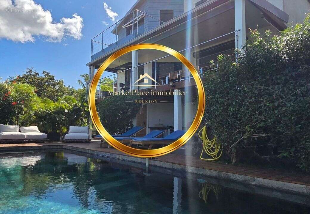 grande piscine en pierre - Maison à SAINT-LEU