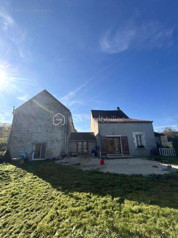 Maison à SAINT-CYR-LES-COLONS