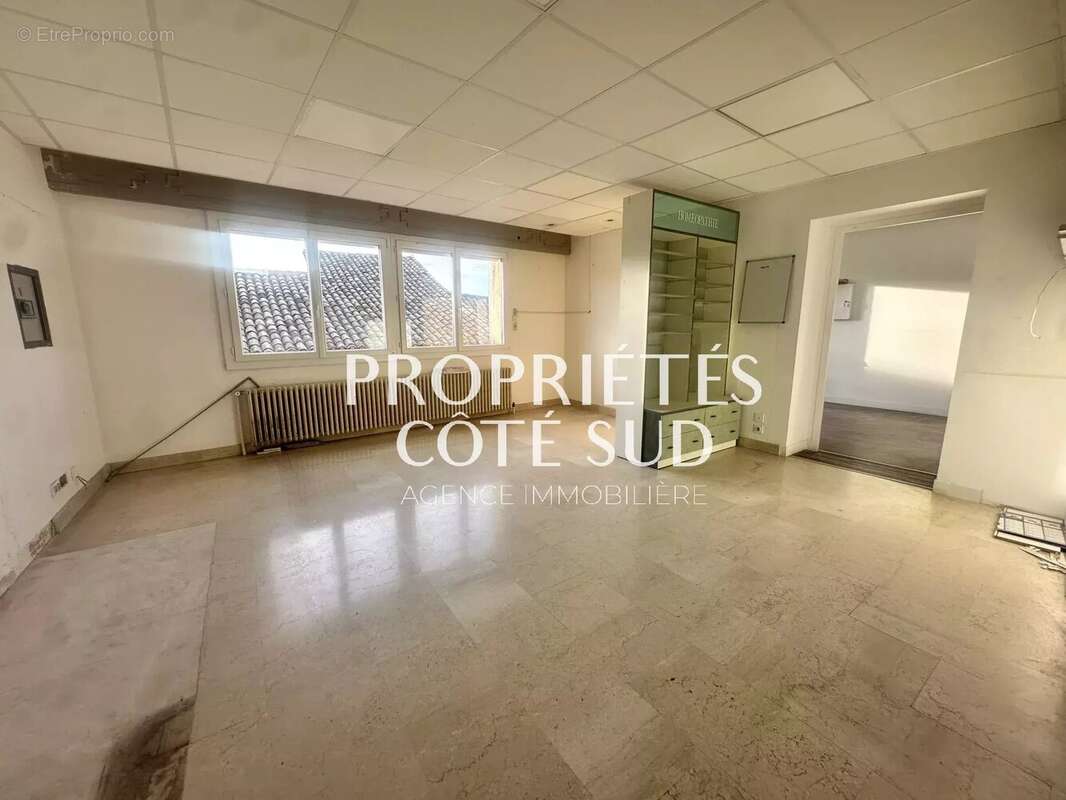 Commerce à LAUDUN-L&#039;ARDOISE