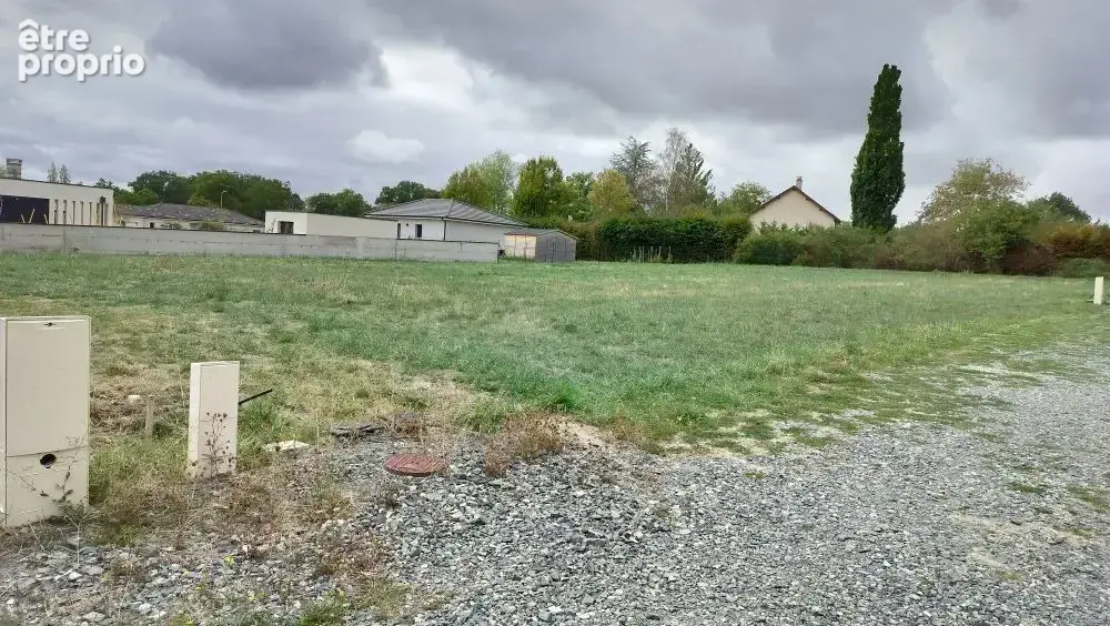 Terrain à bâtir de 1340 m² à ESPINASSE-VOZELLE (03) - photo 2