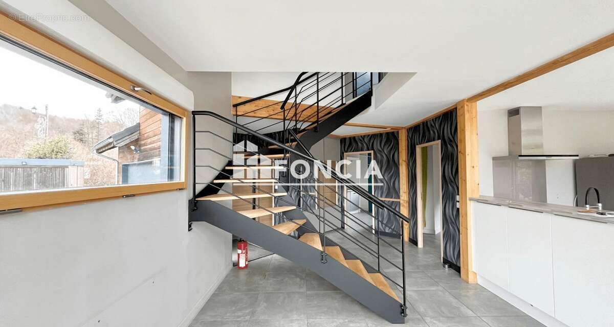 Coup de cœur pour cette belle maison atypique avec sa piscine hors-sol chauffee - photo 2