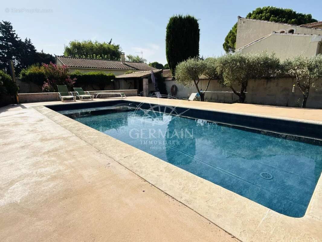 L'Isle-sur-la-Sorgue, à vendre en EXCLUSIVITÉ, maison de plain-pied avec piscine et garage sur 1000 m² de terrain. - photo 15