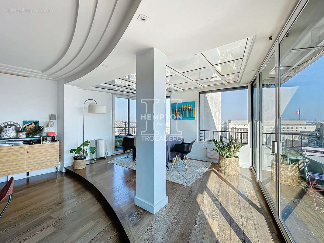 Appartement à PARIS-16E