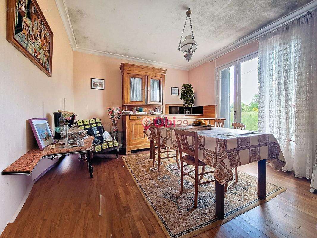 Maison à CHATEAUNEUF-DU-FAOU