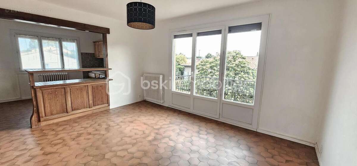 Maison spacieuse avec balcon et double garage, idéalement située ! - photo 2