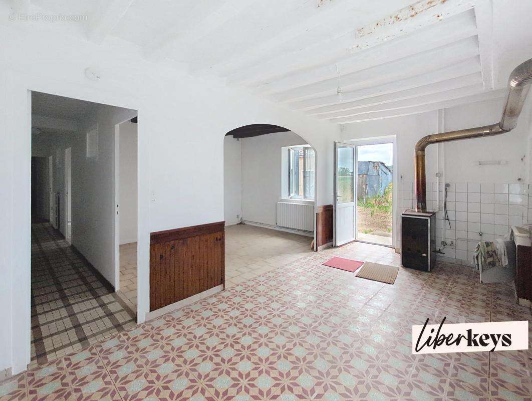 Ensemble immobilier à rénover – 3 habitations – Idéal gîtes ou projet familial - photo 2