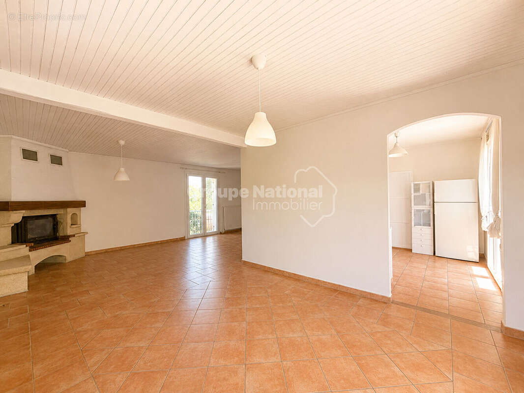 ENSUES LA REDONNE: Villa de type 6 de 142 m2 sur un terrain de 1066 m2. - photo 14