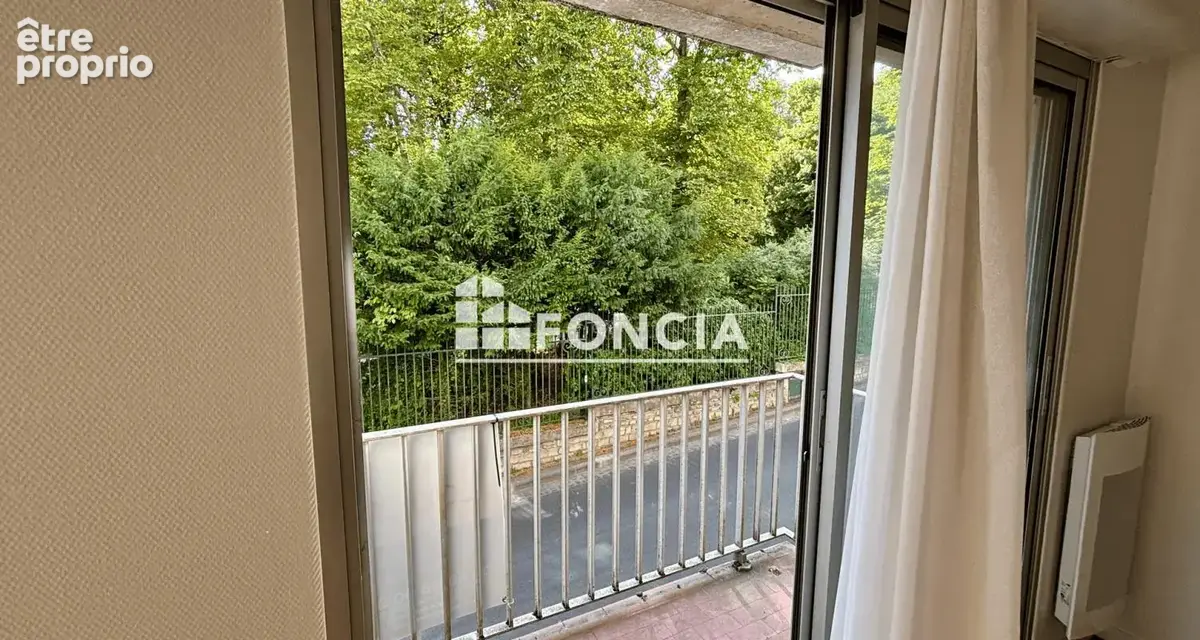 Au 1er étage avec ascenseur d'une résidence face au Parc de Blossac beau 3 pièces de 62 m2 - photo 3